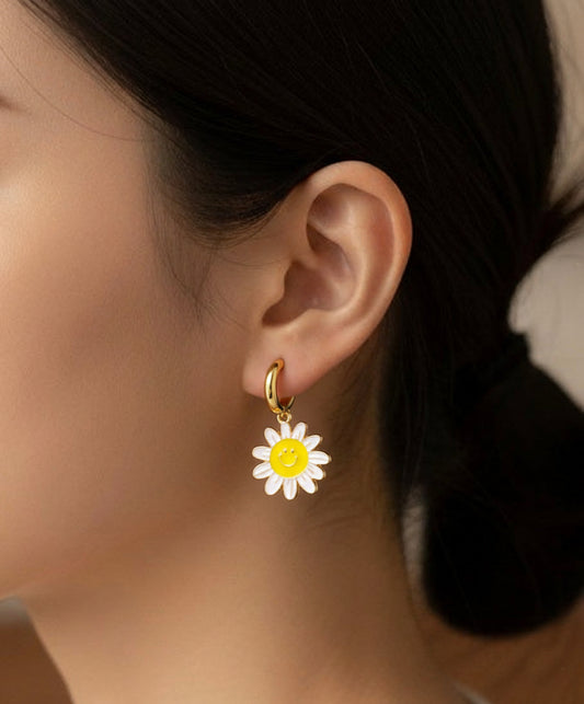 Plumvera Smiley Daisy Huggies Earrings 🌼